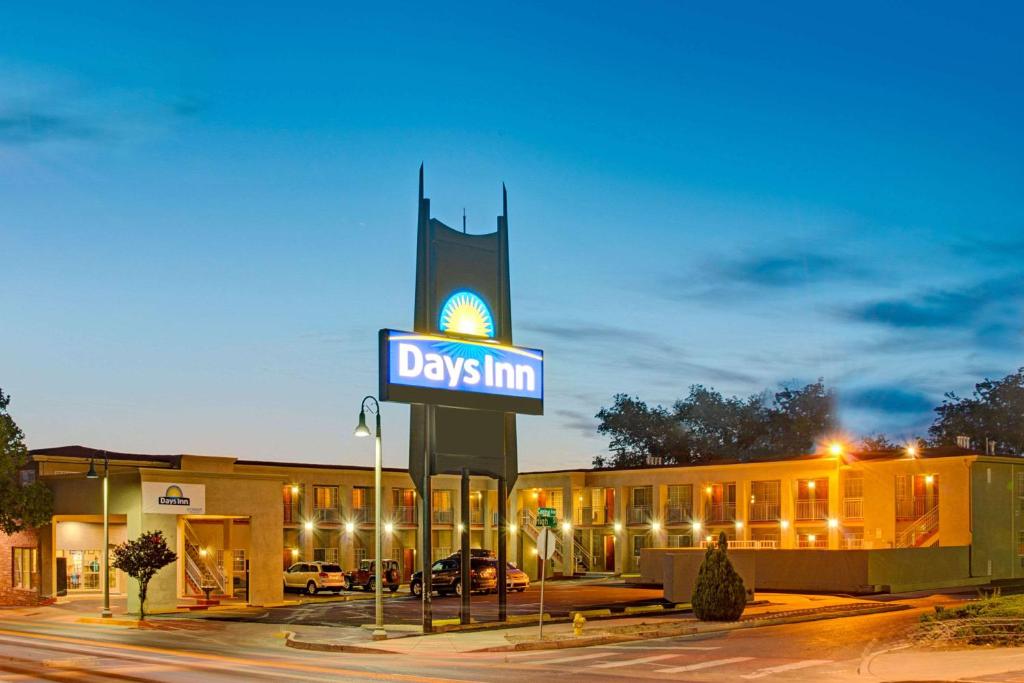 Days Inn by Wyndham Albuquerque Downtown Main image 1